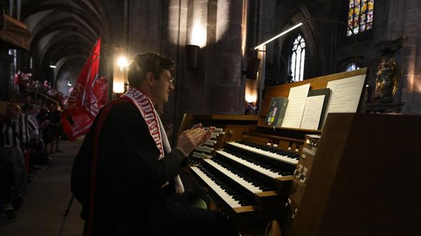 Sebalduskanto Alexander Rebetge spielte die Orgel.