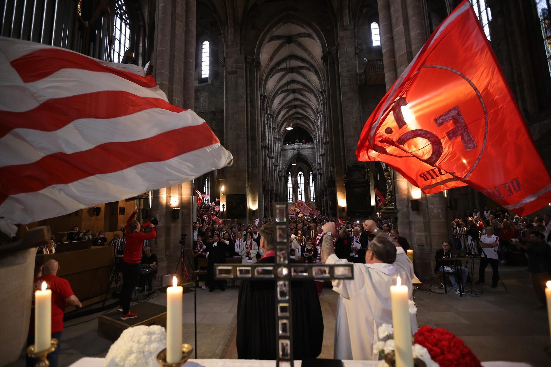 Zum Ende des Festgottesdienstes wurde die Idee eines Saisoneröffnungsgottesdienstes formuliert. Vielleicht gibt es ähnliche Bilder aus der Sebalduskirche künftig ja in regelmäßigen Abständen.