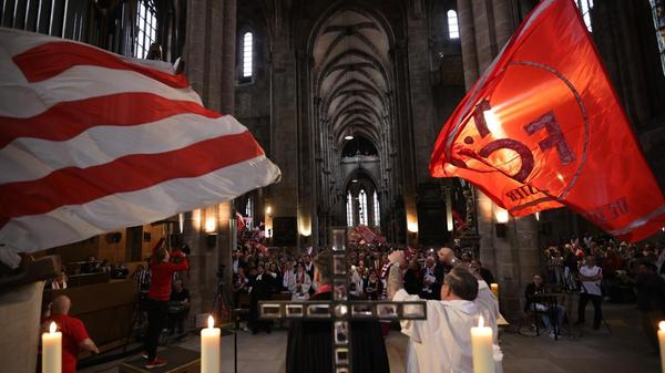 Zum Ende des Festgottesdienstes wurde die Idee eines Saisoneröffnungsgottesdienstes formuliert. Vielleicht gibt es ähnliche Bilder aus der Sebalduskirche künftig ja in regelmäßigen Abständen.