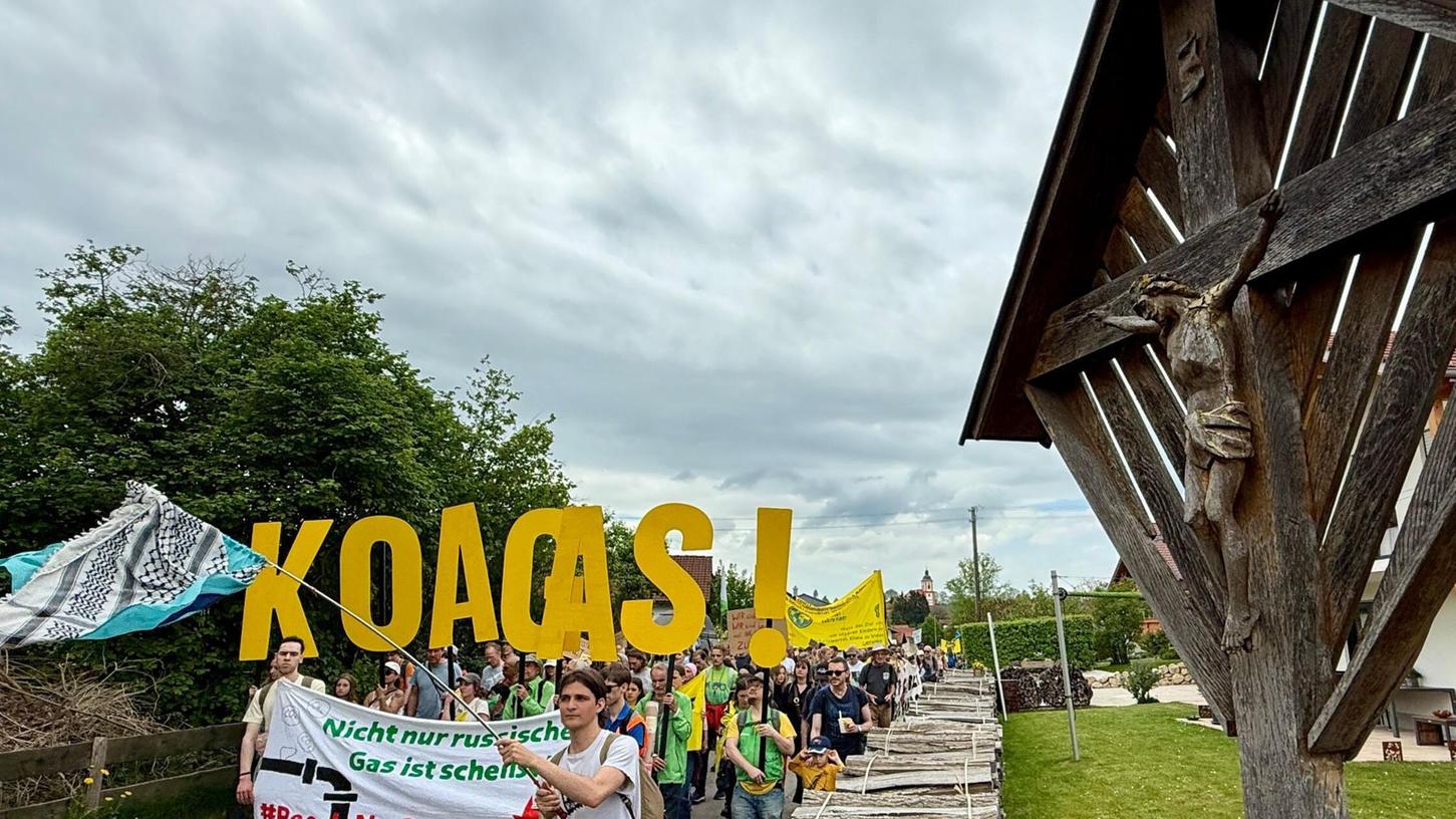 In Reichling demonstrierten Hunderte gegen geplante Gasbohrungen. In Reichling demonstrierten Hunderte gegen geplante Gasbohrungen.