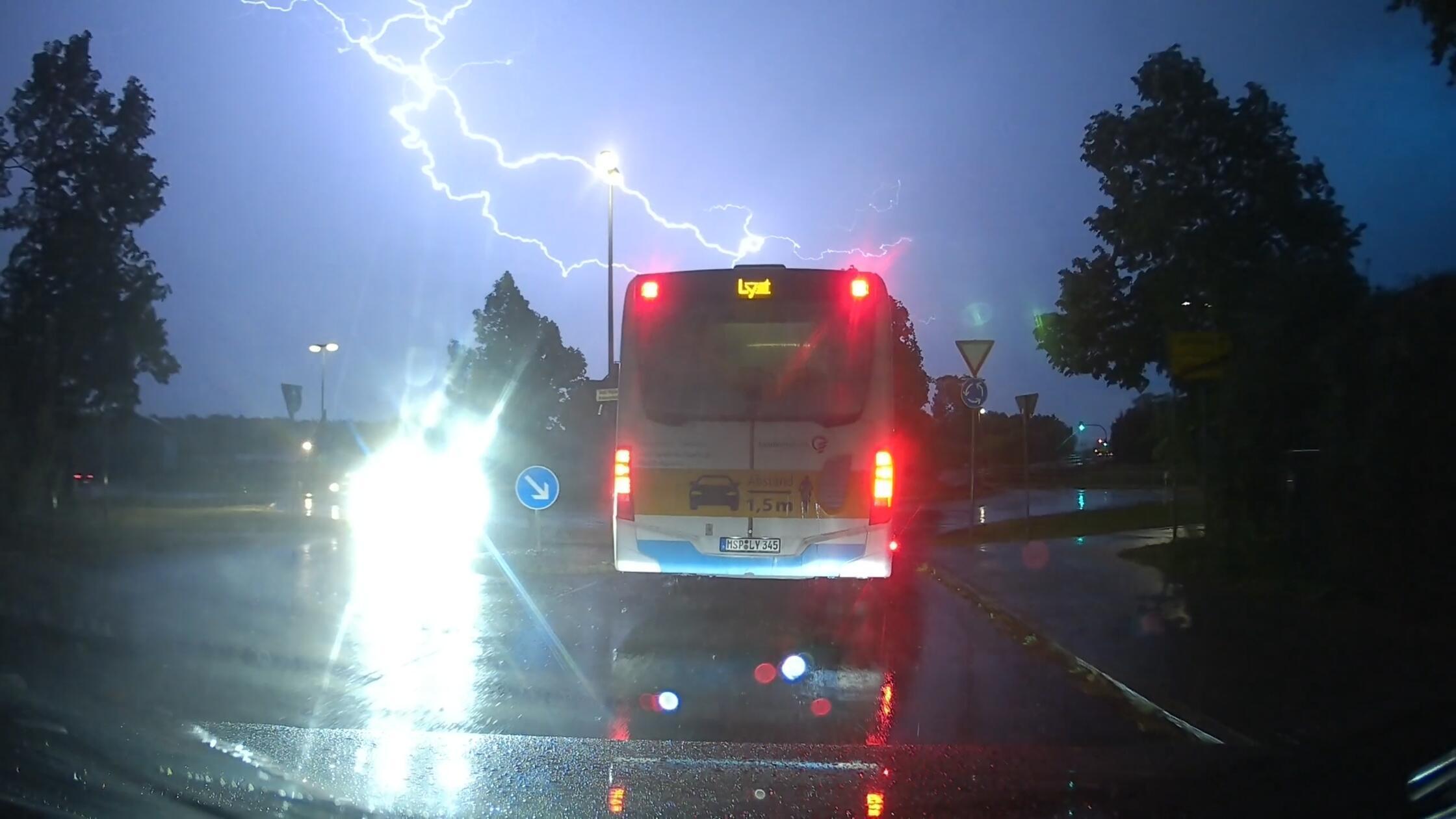 Gewitterfront: Dunkle Wolken, Donner und heftige Blitze &uuml;ber dem Landkreis F&uuml;rth