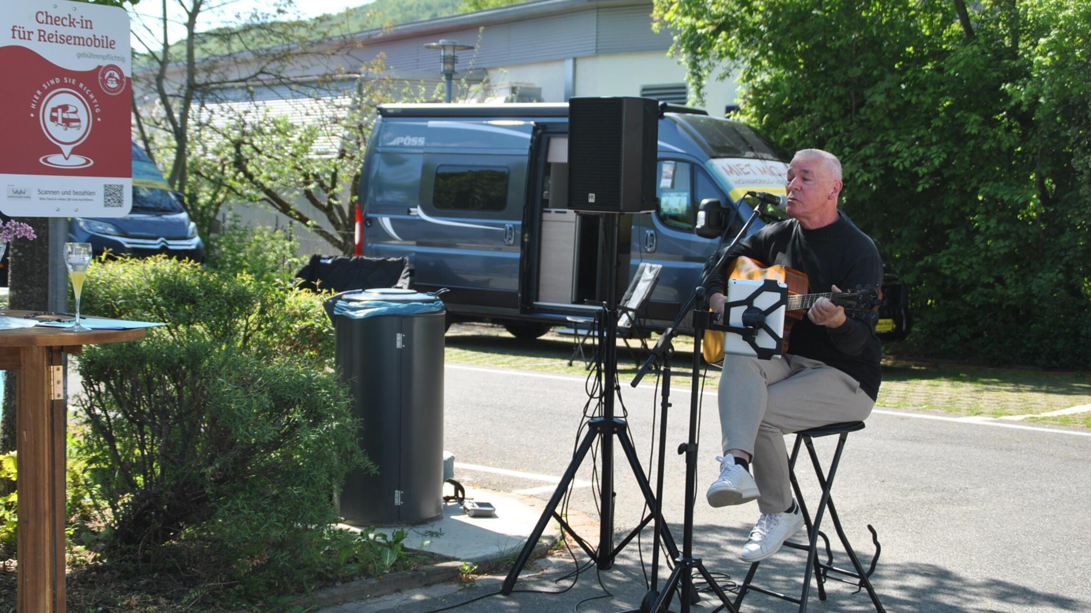 Manche Wohnmobilisten haben auch eine Gitarre dabe