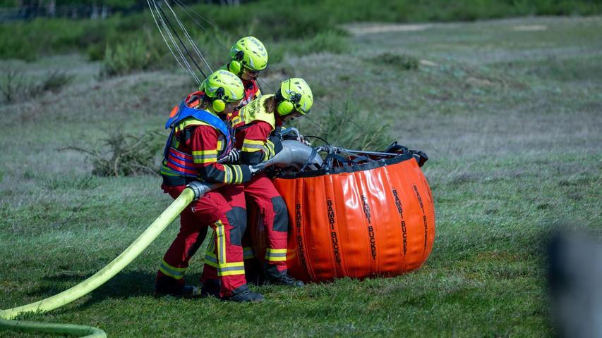 Nach Ausbruch des Waldbrandes wurden Säcke mit Löschwasser für die eingesetzten Hubschrauber gefüllt. (Archivbild) Nach Ausbruch des Waldbrandes wurden Säcke mit Löschwasser für die eingesetzten Hubschrauber gefüllt. (Archivbild)