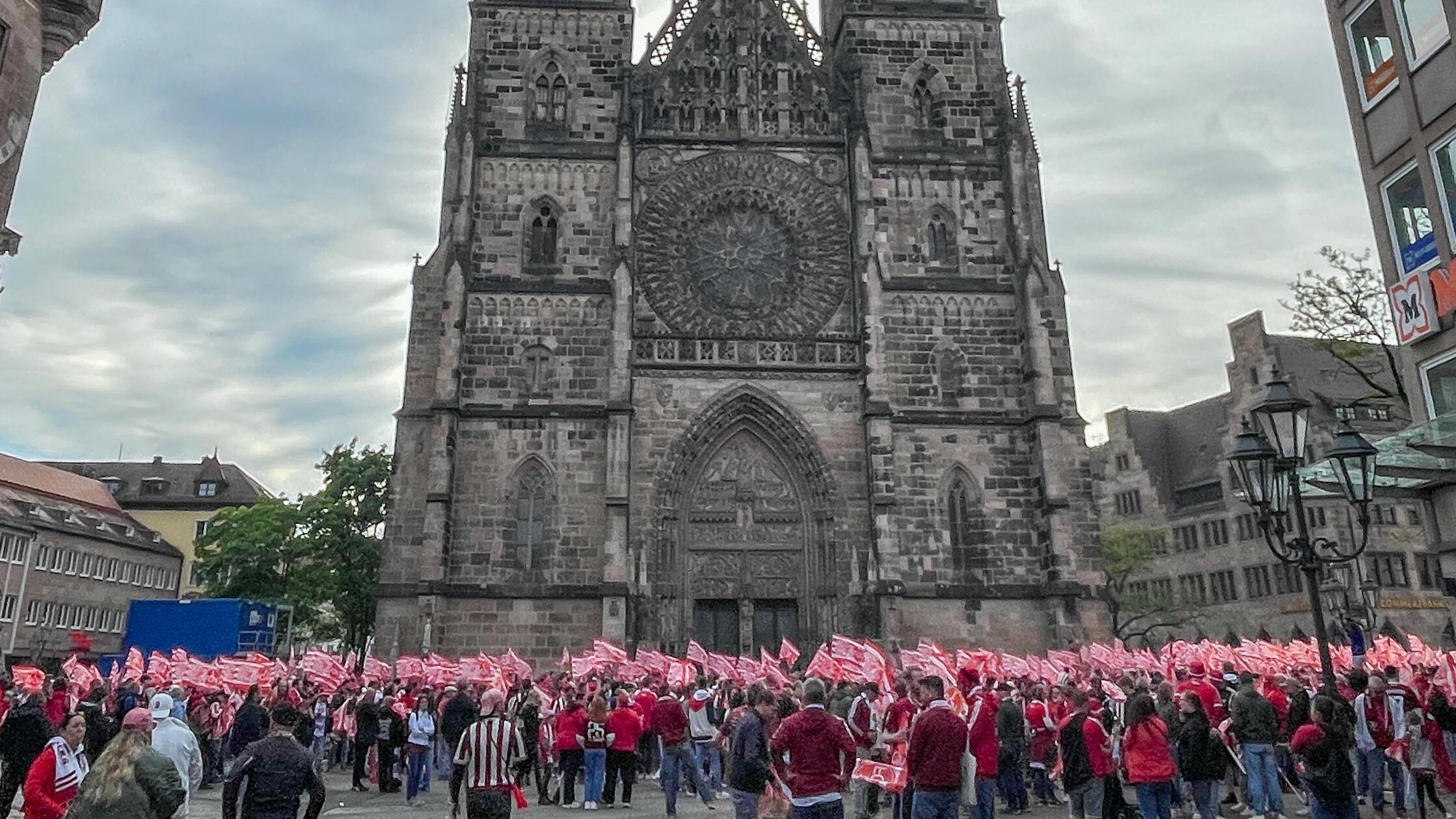 Treffpunkt Nürnberger Lorenzkirche früh um 8 Uhr: ein erhabener Anblick in Rot-Weiß-Schwarz - und kein Regen weit und breit. Es kann losgehen. Die Fans sind bereit.