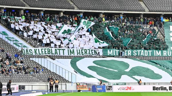 Die mitgereisten Fürther warten im Olympiastadion mit einer Choreografie auf.