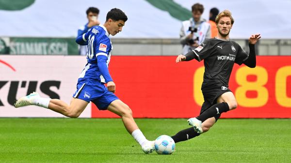 Von Beginn an dominiert Hertha die Partie, hat deutlich mehr Ballbesitz und erspielt sich mehr Chancen - auch weil sie es durch individuelle Klasse oft schaffen, die Fürther Defensive auszuhebeln.