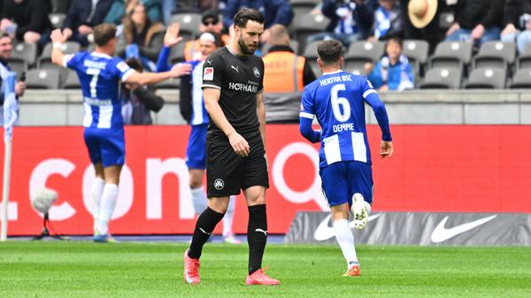 Folgerichtig gehen die Herthaner Hausherren in der 15. Minute in Führung: Fabian Reese erobert den Ball gegen Noah Loosli, der im Zweikampf mit Florian Niederlechner zu kämpfen hat. Daraufhin zieht der Ex-Fürther in den Strafraum und trifft trocken ins lange Eck.