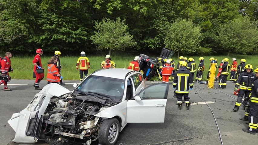 Großaufgebot und Rettungshubschrauber in Franken nach Unfall: Zwei Schwerverletzte eingeklemmt Großaufgebot und Rettungshubschrauber in Franken nach Unfall: Zwei Schwerverletzte eingeklemmt