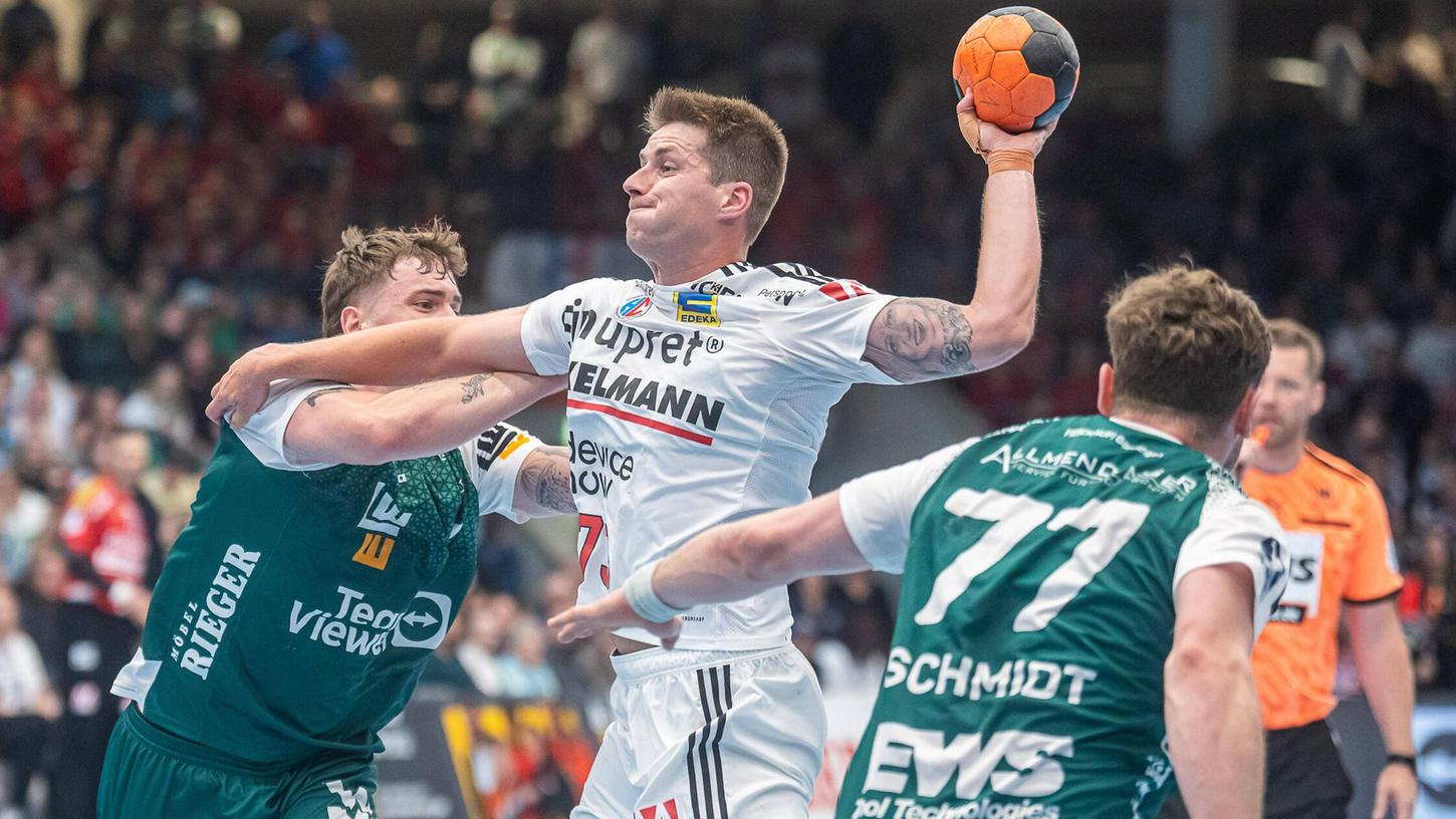 Einer gegen Alle, zumindest gegen alle Göppinger in dieser Szene: Viggó Kristjánsson prägte beim 24:25 in der Hohenstaufenhalle den HCE-Auftritt ein weiteres Mal. Unrund war Erlangens Vortrag im Abstiegskampf am Sonntag dennoch. Einer gegen Alle, zumindest gegen alle Göppinger in dieser Szene: Viggó Kristjánsson prägte beim 24:25 in der Hohenstaufenhalle den HCE-Auftritt ein weiteres Mal. Unrund war Erlangens Vortrag im Abstiegskampf am Sonntag dennoch.