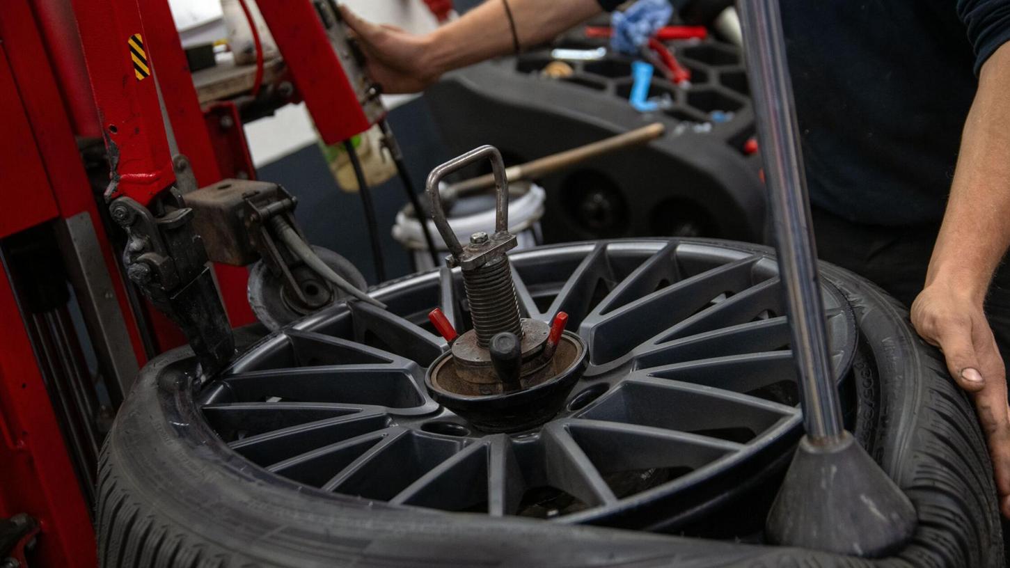 In mehreren Städten in Bayern sollen die Mitarbeiter von Autowerkstätten und Autohäusern in den Ausstand treten, um Druck bei den aktuellen Tarifgesprächen aufzubauen. (Archivfoto) In mehreren Städten in Bayern sollen die Mitarbeiter von Autowerkstätten und Autohäusern in den Ausstand treten, um Druck bei den aktuellen Tarifgesprächen aufzubauen. (Archivfoto)