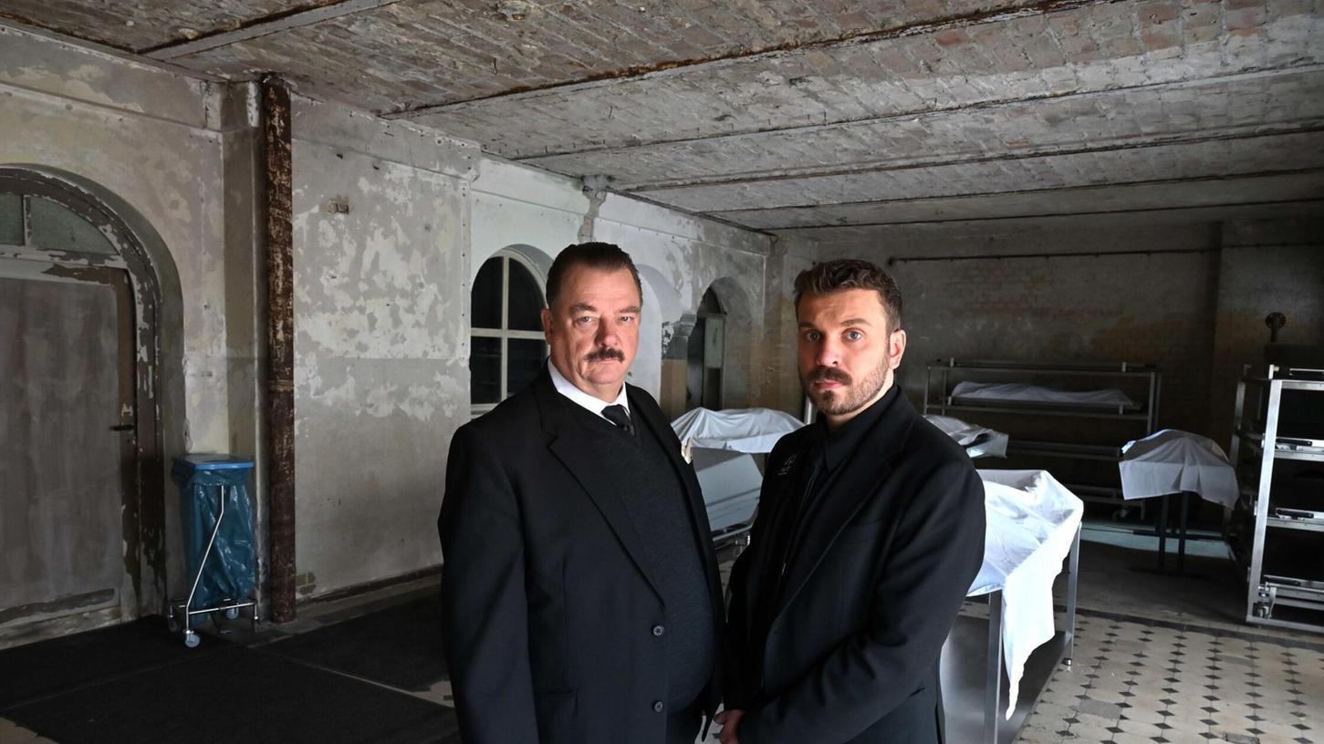 Eric macht bei Volker Mutz ein Praktikum als Bestatter. Eric macht bei Volker Mutz ein Praktikum als Bestatter.