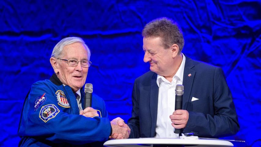 In die Raumfahrtausstellung kommen immer wieder Astronauten - hier Charlie Duke aus den USA mit Museumschef Wolfgang Heckl. (Archivbild) In die Raumfahrtausstellung kommen immer wieder Astronauten - hier Charlie Duke aus den USA mit Museumschef Wolfgang Heckl. (Archivbild)