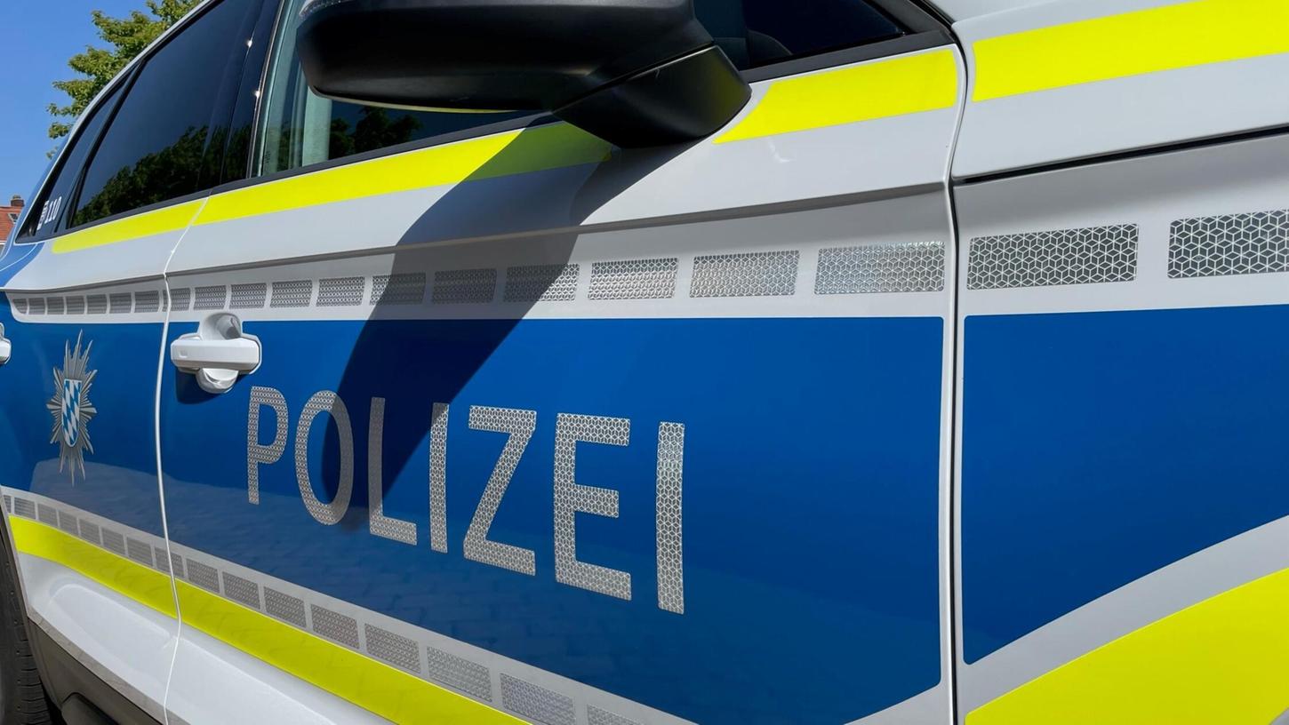 Die Polizei hat drei Tatverdächtige ermittelt, die einen 42-Jährigen sowie dessen Sohn bedroht haben sollen. Die Polizei hat drei Tatverdächtige ermittelt, die einen 42-Jährigen sowie dessen Sohn bedroht haben sollen.