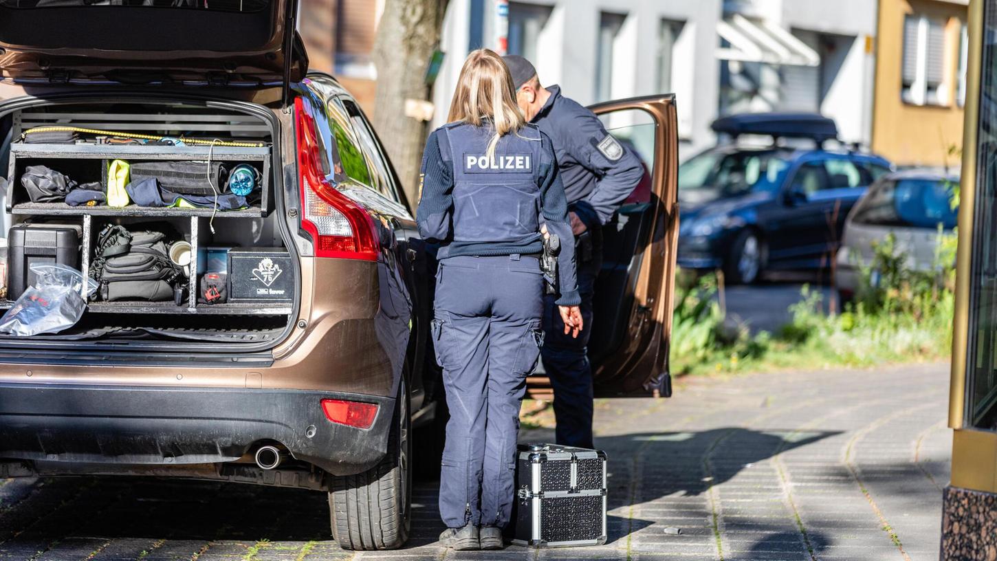 Am Mittwoch war die Polizei nach einer Gewalttat mit einem Toten und einer Schwerstverletzten mit einem Großaufgebot in der Nürnberger Wiesenstraße im Einsatz. Am Mittwoch war die Polizei nach einer Gewalttat mit einem Toten und einer Schwerstverletzten mit einem Großaufgebot in der Nürnberger Wiesenstraße im Einsatz.