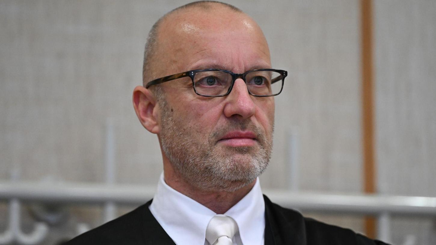 Anwalt Jan Olaf Leisner hat den im Zuge des Sommermärchen-Prozesses gegen den DFB erhobenen Vorwurf der Steuerhinterziehung zurückgewiesen. Anwalt Jan Olaf Leisner hat den im Zuge des Sommermärchen-Prozesses gegen den DFB erhobenen Vorwurf der Steuerhinterziehung zurückgewiesen.