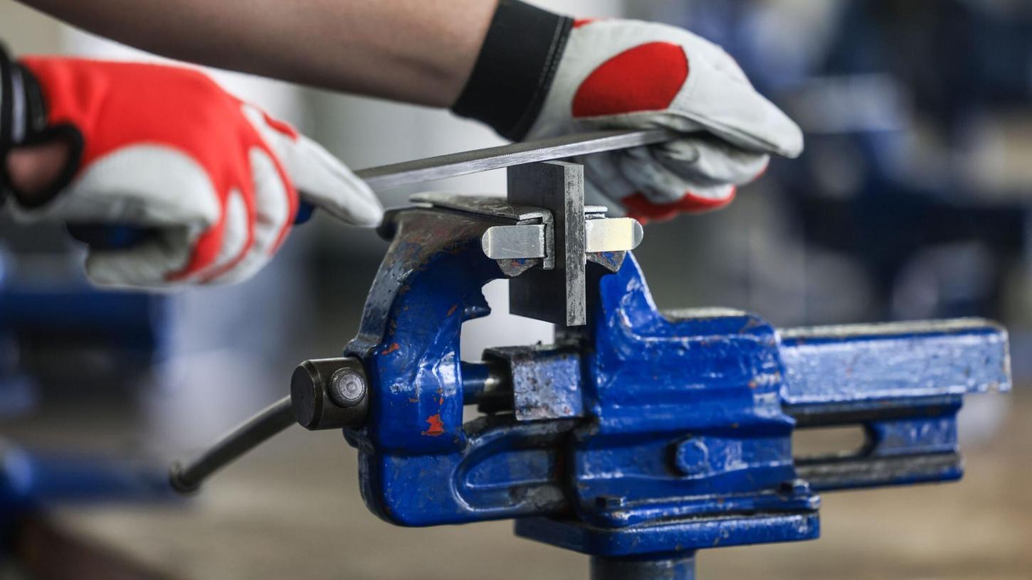 Bayerns Industriebetriebe sind wegen des Fachkräftemangels besonders auf ihre Azubis angewiesen. (Symbolbild) Bayerns Industriebetriebe sind wegen des Fachkräftemangels besonders auf ihre Azubis angewiesen. (Symbolbild)