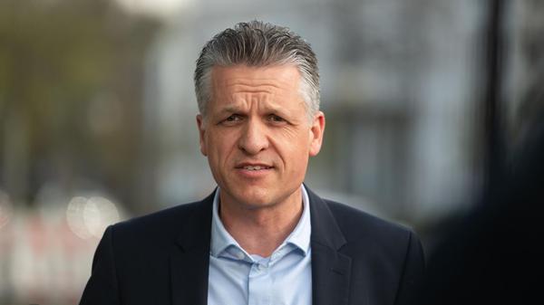 Thorsten Frei: Kanzleramtschef (CDU) Als Bundesminister für besondere Aufgaben und als Chef des Kanzleramtes geht Thorsten Frei den nächsten Schritt in der Karriereleiter: Der ehemalige Oberbürgermeister der Stadt Donaueschingen war bisher Erster Parlamentarischer Geschäftsführer der CDU/CSU-Bundestagsfraktion. Er gilt als enger Vertrauter von Friedrich Merz. Seine Behörde wird dafür zuständig sein, die Politik der gesamten Regierung zu koordinieren.