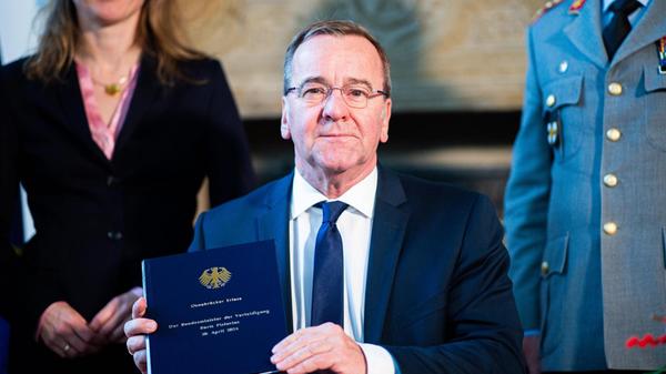 Boris Pistorius: Verteidigungsminister (SPD) In Sachen Sympathie und Leistung ist Boris Pistorius laut dem "ZDF Politbarometer" Deutschlands beliebtester Politiker. Entsprechend ist er der einzige Sozialdemokrat, der sein Amt aus der Ampel-Regierung behält: Der 65-Jährige verantwortet weiterhin die Verteidigungspolitik.