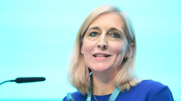 Nina Warken: Gesundheitsministerin (CDU) Auch Karl Lauterbach zählte einst zu den beliebtesten Politikern des Landes, musste aber zuletzt an Ansehen einbüßen und wird in der neuen Bundesregierung nicht mehr als Gesundheitsminister tätig sein. Stattdessen ist nun Nina Warken am Zug. Die 45-Jährige ist seit 2018 im Bundestag und seit 2021 Parlamentarische Geschäftsführerin der CDU/CSU-Fraktion im Bundestag.