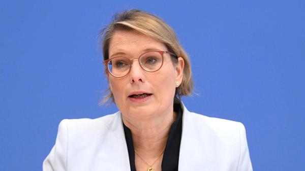 Stefanie Hubig: Justizministerin (SPD) Erst arbeitete sie als Staatssekretärin für Justizminister Heiko Maas, nun übernimmt sie das Justizministerium überraschend selbst: Die gebürtige Frankfurterin soll mit ihrem Ministerium als Gegengewicht zum Innenministerium fungieren. Expertise bringt sie durch ihr Jurastudium und ihre Arbeit als Richterin und Staatsanwältin mit.
