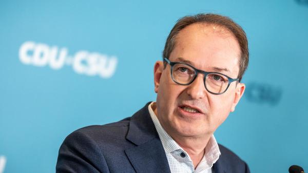 Alexander Dobrindt: Innenminister (CSU) Das Innenministerium wird von CSU-Mann Alexander Dobrindt geführt. Der 54-Jährige ist seit 2017 Vorsitzender der CSU-Landesgruppe im deutschen Bundestag. Im Kabinett von Angela Merkel hatte er der Oberbayer von 2013 bis 2017 den Posten als Verkehrsminister inne. In den Koalitionsverhandlungen spielte der 54-Jährige gemeinsam mit Markus Söder die entscheidende Rolle für die CSU.