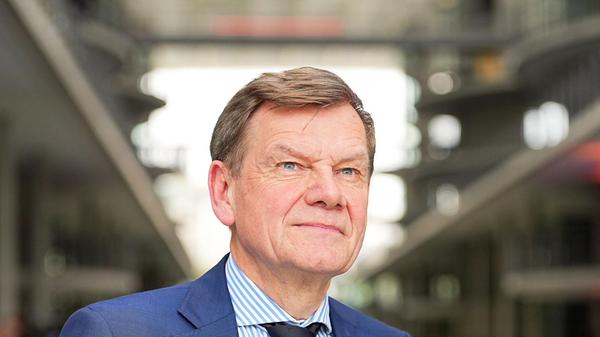 Johann Wadephul: Bundesminister des Auswärtigen (CDU) Anwalt und Ex-Zeitsoldat Johann Wadephul wird im Kabinett von Friedrich Merz für Außen- und Sicherheitspolitik zuständig sein. Der 62-Jährige aus Schleswig-Holstein ist Fachanwalt für Medizinrecht und Sozialrecht, bei den Christdemokraten war er zuletzt Fraktionsvize.