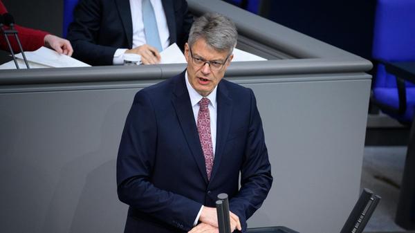 Patrick Schnieder: Verkehrsminister (CDU) Der Jurist gehört seit 2009 dem Bundestag an und fungiert seit 2018 als Parlamentarischer Geschäftsführer der Unionsfraktion im Bundestag. Zudem blickt er auf eine zwölfjährige Erfahrung als Mitglied im Verkehrsausschuss und zehn Jahre als Bürgermeister der Verbandsgemeinde Arzfeld zurück. Er hat in seiner neuen Position eine Schlüsselrolle bei der Umsetzung des Sondervermögens für Infrastruktur, soll doch ein Großteil des 500 Milliarden Euro schweren Sondertopfs in die Sanierung des Verkehrs fließen.