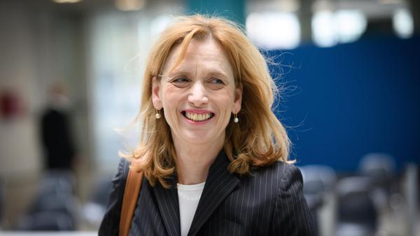 Karin Prien: Familienministerin (CDU) Ebenfalls von Schleswig-Holstein in den Bundestag schaffte es Karin Prien. Die 59-Jährige arbeitete bereits in ihrem Heimatbundesland als Ministerin für Bildung, Wissenschaft und Kultur, und soll in der neuen Bundesregierung das Ministerium für Bildung, Familie, Senioren, Frauen und Jugend verantworten. Sie gilt als profilierte, meinungsstarke und diskussionsfreudige Bildungspolitikerin. Geboren wurde Prien in Amsterdam.