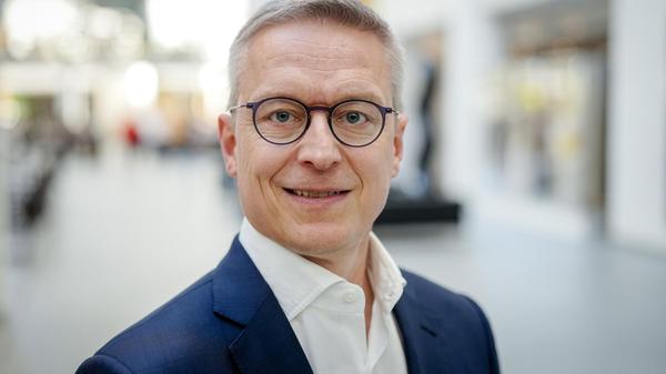 Karsten Wildberger: Digitalisierungsminister (CDU) Karsten Wildberger blickt auf eine lange Karriere in der Wirtschaft zurück und kommt als Quereinsteiger ins Bundeskabinett. Der promovierte Physiker verdiente seine Sporen als Vorstand diverser Konzerne und als Unternehmensberater. Im neuen Kabinett ist er für Digitalisierung und Staatsmodernisierung verantwortlich.