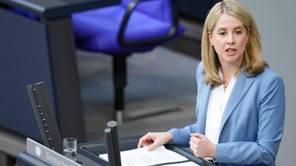 Verana Hubertz: Bauministerin (SPD) Die 37-Jährige legte eine Blitzkarriere hin: Die ehemalige Startup-Gründerin gehört erst seit 2021 zum Bundestag, war aber bereits in der vergangenen Legislaturperiode stellvertretende Fraktionsvorsitzende. Nun bekommt die Sozialdemokratin aus Trier das Ministerium für Wohnen, Stadtentwicklung und Bauwesen.