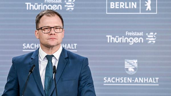 Carsten Schneider: Umweltminister (SPD) Der frühere Ostbeauftragte Carsten Schneider bekommt in der neuen Regierung das Umweltressort – das kommt etwas überraschend, schließlich trat er bislang nicht als Umweltexperte auf. Der Klimaschutz wechselt aus dem Aufgabenbereich des Wirtschaftsministeriums in das Umweltministerium. Damit geht ein Schlüsselressort an einen ostdeutschen Vertreter, der 49-Jährige stammt aus Erfurt.