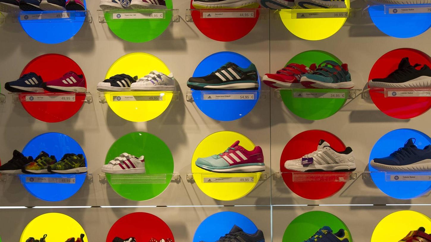 Der Sportartikelhersteller Adidas hat starke Quartalszahlen vorgelegt. Normalerweise hätte Chef Bjørn Gulden auch die Prognose erhöht - wäre da nicht die Unsicherheit in den USA. Der Sportartikelhersteller Adidas hat starke Quartalszahlen vorgelegt. Normalerweise hätte Chef Bjørn Gulden auch die Prognose erhöht - wäre da nicht die Unsicherheit in den USA.