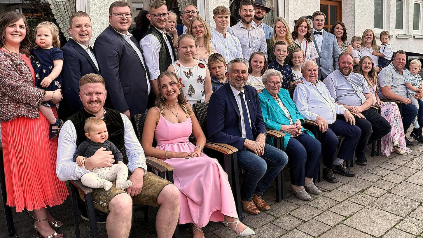 Walburga Brandl mit ihrem Mann zwischen Bürgermeister und Pfarrer und der großen Familie, mit Kindern, Schwiegerkindern, Enkeln und Urenkeln Walburga Brandl mit ihrem Mann zwischen Bürgermeister und Pfarrer und der großen Familie, mit Kindern, Schwiegerkindern, Enkeln und Urenkeln