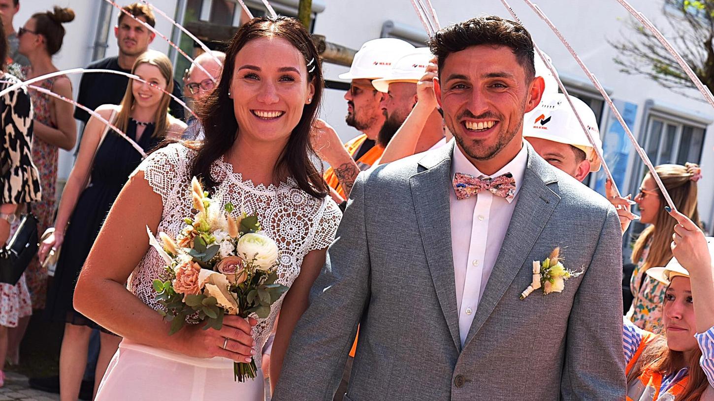 Erstmals kreuzten sich ihre Wege bei ihrem gemeinsamen Arbeitgeber Klebl: Linda Dotzler und Michael Zachmeier haben in Velburg geheiratet. Erstmals kreuzten sich ihre Wege bei ihrem gemeinsamen Arbeitgeber Klebl: Linda Dotzler und Michael Zachmeier haben in Velburg geheiratet.