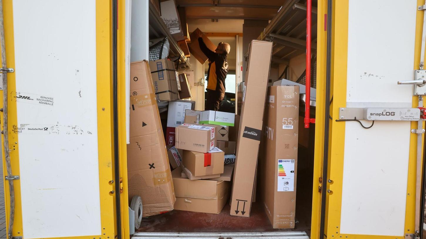 Der Räuber schlug der Paketbotin mit einem Schlüsselbund auf den Kopf (Symbolbild) Der Räuber schlug der Paketbotin mit einem Schlüsselbund auf den Kopf (Symbolbild)