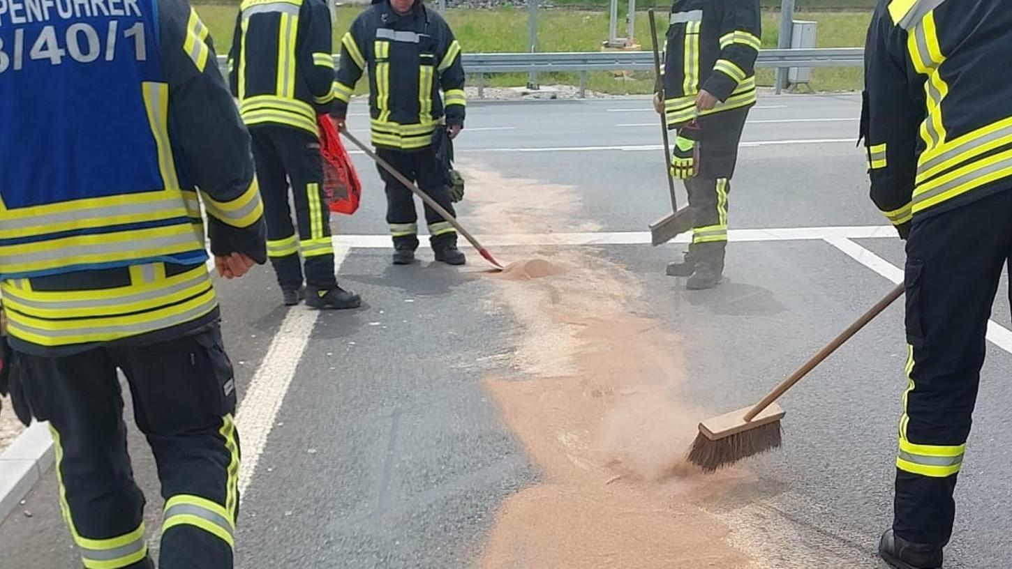 Einsatzkräfte der Feuerwehr streuten die Ölspur im Kurvenbereich der Autobahnausfahrt Erlangen-West ab – ein Bereich, der aufgrund der rutschigen Fahrbahn besondere Gefahr birgt. Einsatzkräfte der Feuerwehr streuten die Ölspur im Kurvenbereich der Autobahnausfahrt Erlangen-West ab – ein Bereich, der aufgrund der rutschigen Fahrbahn besondere Gefahr birgt.