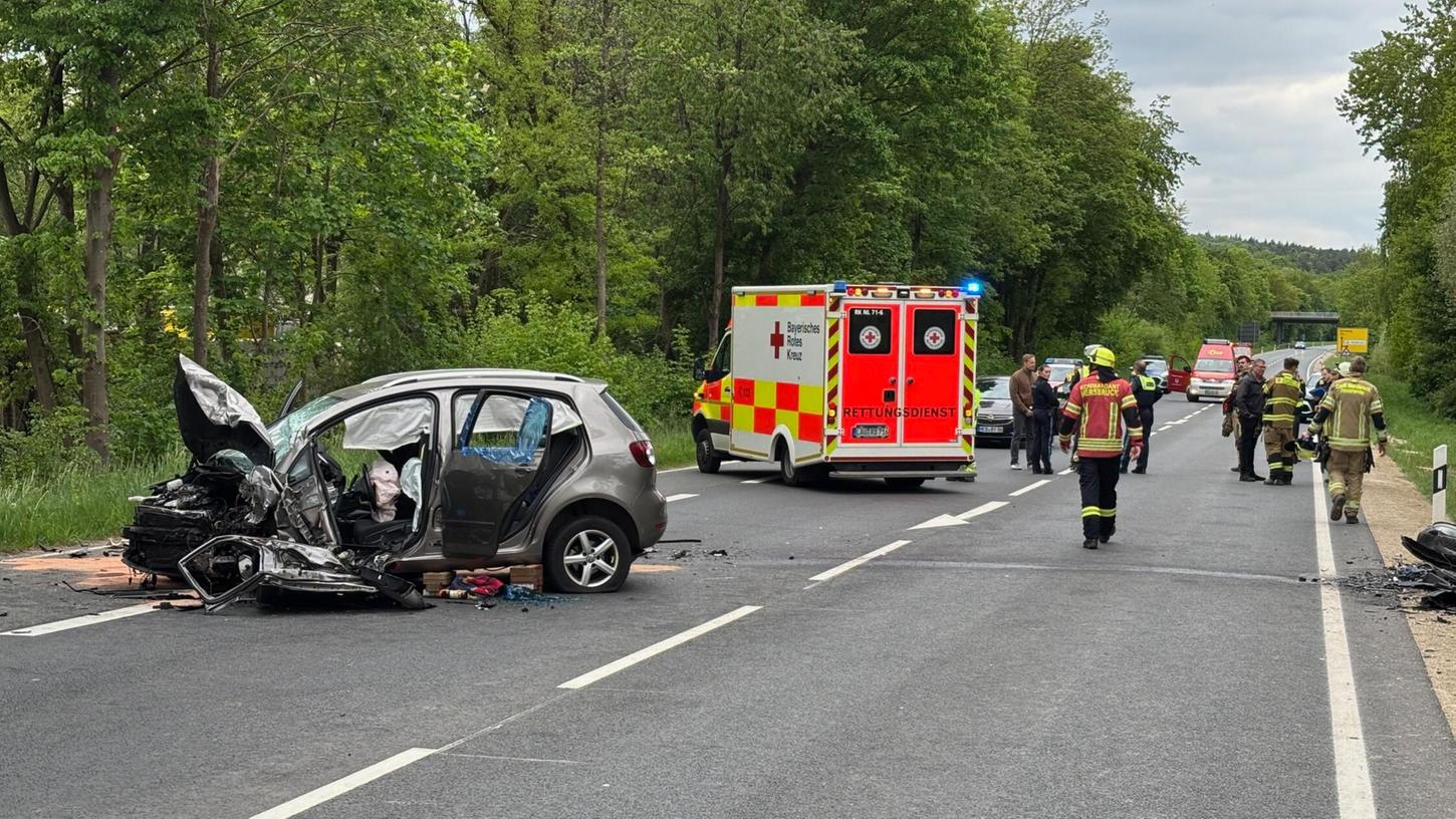 Bei einem schweren Verkehrsunfall auf der B14 verstarb eine Person. Bei einem schweren Verkehrsunfall auf der B14 verstarb eine Person.