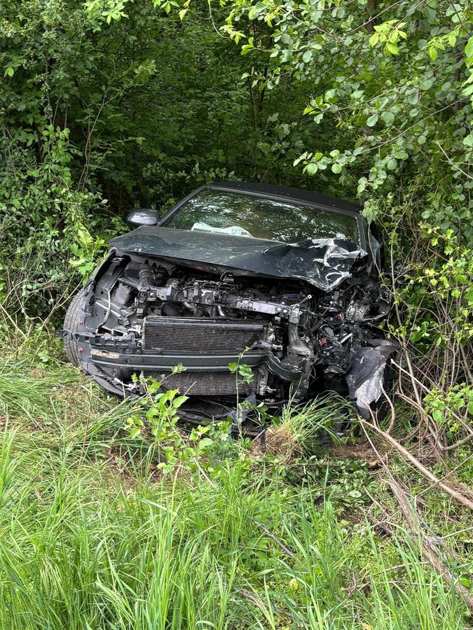 Der Unfall war so schwer, dass eines der Autos von der B14 in den Straßengraben geschleudert wurde. Der Unfall war so schwer, dass eines der Autos von der B14 in den Straßengraben geschleudert wurde.