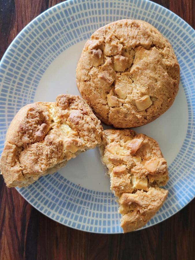 Besser als das Original, das es hierzulande in einem Sandwich-Franchise gibt: Unsere Cookies mit weißer Schokolade und Macadamia. Besser als das Original, das es hierzulande in einem Sandwich-Franchise gibt: Unsere Cookies mit weißer Schokolade und Macadamia.