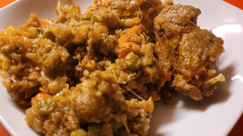 Ein Auflauf, der vieles ermöglicht: Diesen Brotauflauf können Sie beliebig variieren - hier eine Variante mit Buttergemüse und Schweinefiletstücken. Ein Auflauf, der vieles ermöglicht: Diesen Brotauflauf können Sie beliebig variieren - hier eine Variante mit Buttergemüse und Schweinefiletstücken.