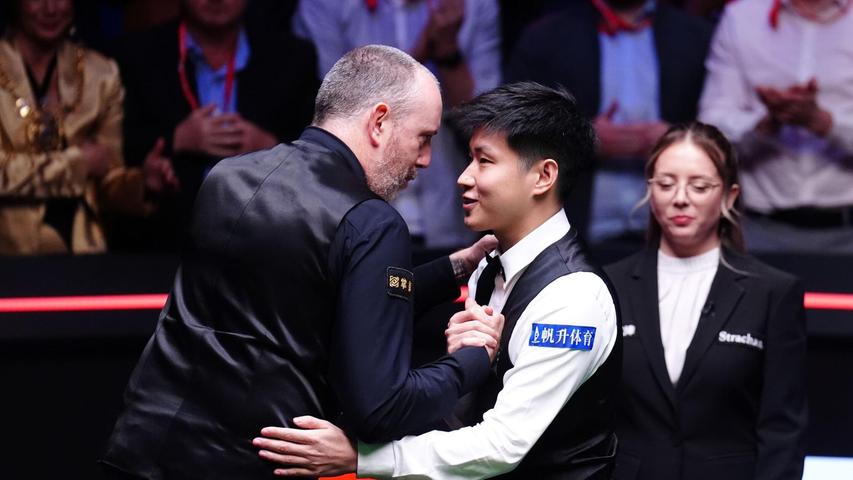 Zhao Xintong (r) besiegt im Finale Mark Williams und wird Weltmeister. Zhao Xintong (r) besiegt im Finale Mark Williams und wird Weltmeister.