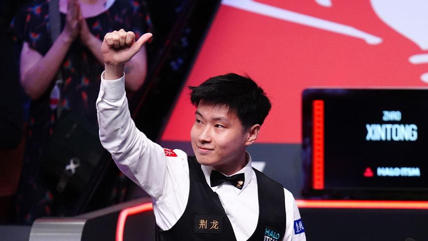 Zhao Xintong (r) ist der erste Snooker-Weltmeister aus Asien. Zhao Xintong (r) ist der erste Snooker-Weltmeister aus Asien.