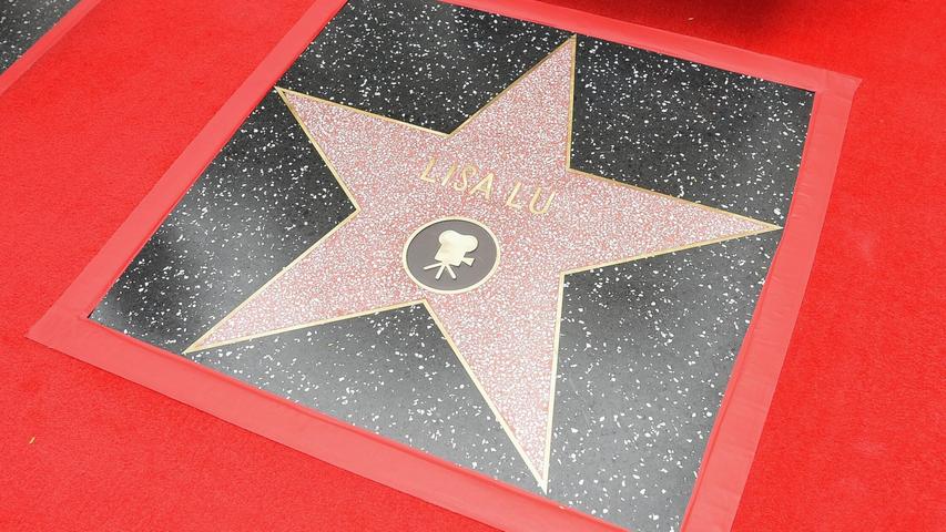 Ihr Stern liegt in der Nähe der Plakette von Co-Star James Stewart. Ihr Stern liegt in der Nähe der Plakette von Co-Star James Stewart.