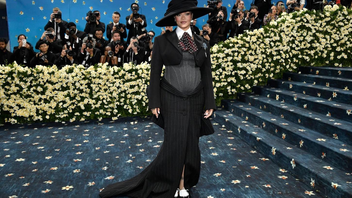 Rihanna scheint Schwangerschaftsgerüchte zu bestätigen Rihanna scheint Schwangerschaftsgerüchte zu bestätigen
