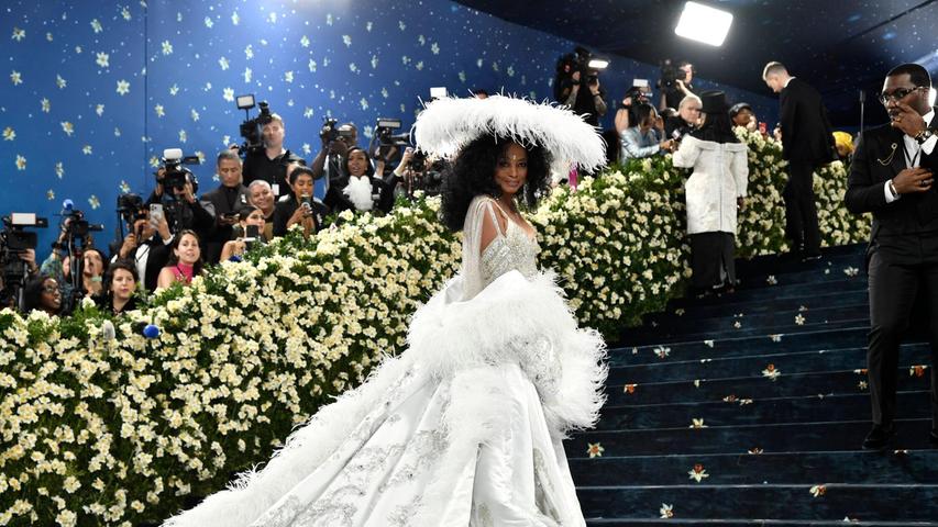 Das ausladende weiße Kleid mit Hut und Schleppe von Sängerin Diana Ross wog ihren Worten nach fast 30 Kilogramm. Das ausladende weiße Kleid mit Hut und Schleppe von Sängerin Diana Ross wog ihren Worten nach fast 30 Kilogramm.