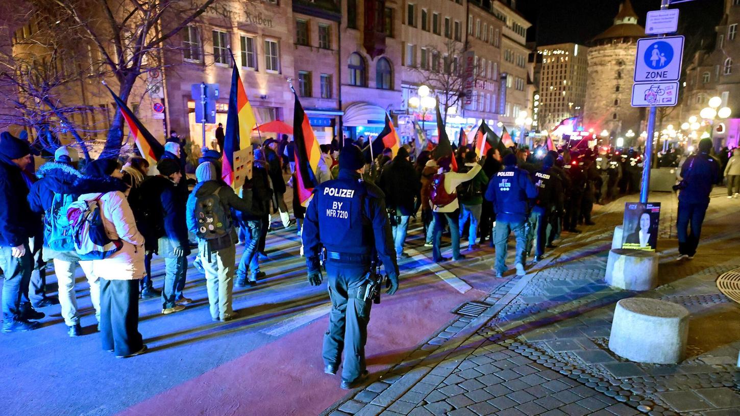 Das "Team Menschenrechte" organisiert regelmäßig Demo in der Nürnberger Innenstadt - und es gibt regelmäßig Gegenprotest (Archivbild). Das "Team Menschenrechte" organisiert regelmäßig Demo in der Nürnberger Innenstadt - und es gibt regelmäßig Gegenprotest (Archivbild).