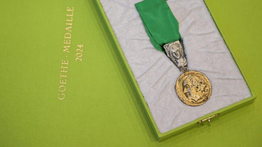 Die Goethe-Medaille wird traditionell am 28. August, dem Geburtstag des Dichters Johann Wolfgang von Goethe (1749-1832), in Weimar verliehen. (Archivbild) Die Goethe-Medaille wird traditionell am 28. August, dem Geburtstag des Dichters Johann Wolfgang von Goethe (1749-1832), in Weimar verliehen. (Archivbild)