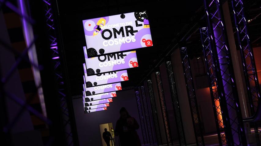 Das Digital- und Marketingfestival OMR lockt in zwei Tagen mehrere Zehntausend Besuchende, Hunderte Redner und einige Promis in die Hamburger Messehallen. Das Digital- und Marketingfestival OMR lockt in zwei Tagen mehrere Zehntausend Besuchende, Hunderte Redner und einige Promis in die Hamburger Messehallen.