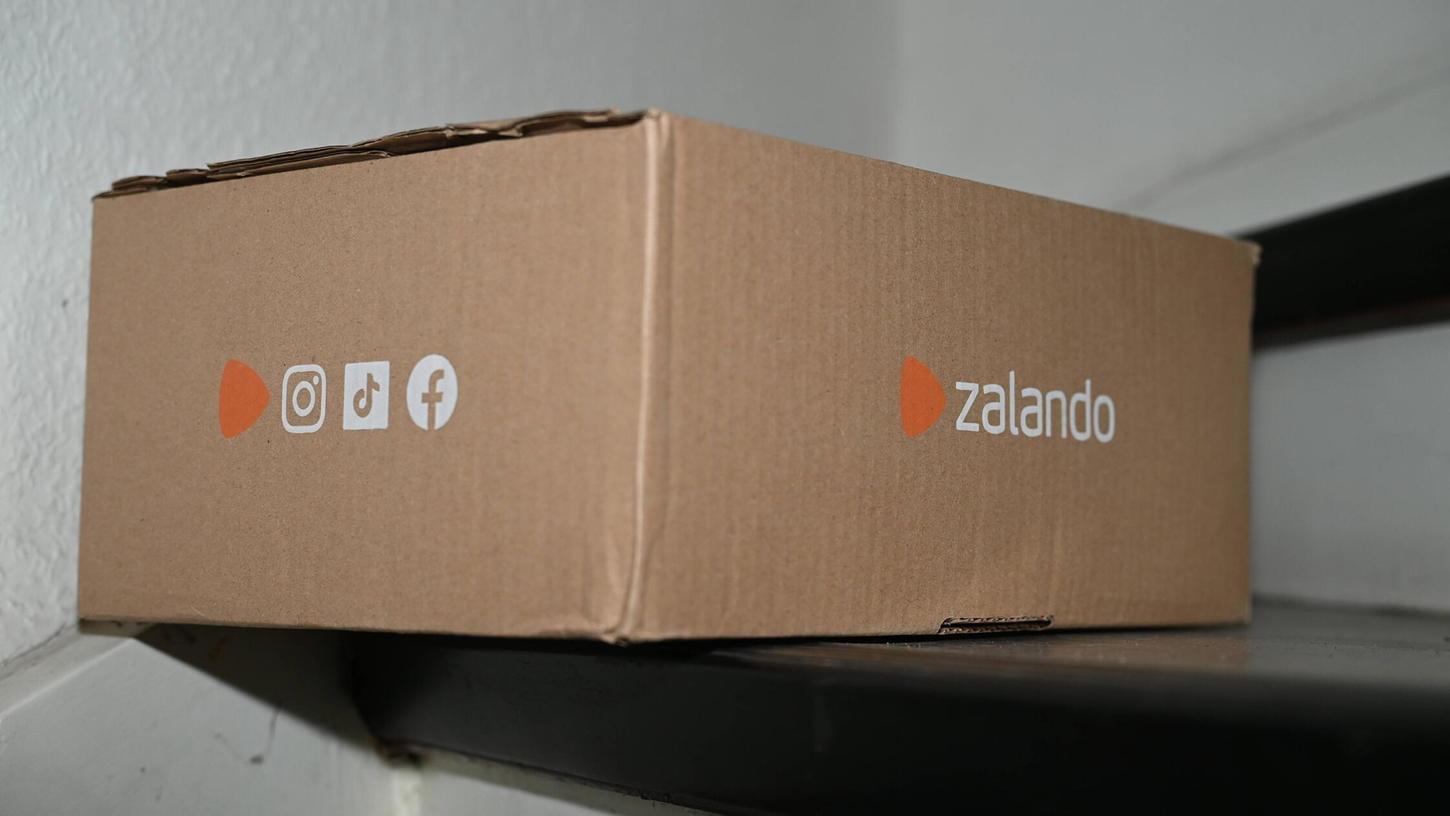 Der Online-Händler Zalando ruft ein Kleidungsstück wegen eines Sicherheitsrisikos zurück. (Symbolbild) Der Online-Händler Zalando ruft ein Kleidungsstück wegen eines Sicherheitsrisikos zurück. (Symbolbild)