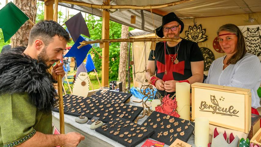 Kreuz oder Doppelaxt? Schmuck für die jungen Krieger. Kreuz oder Doppelaxt? Schmuck für die jungen Krieger.